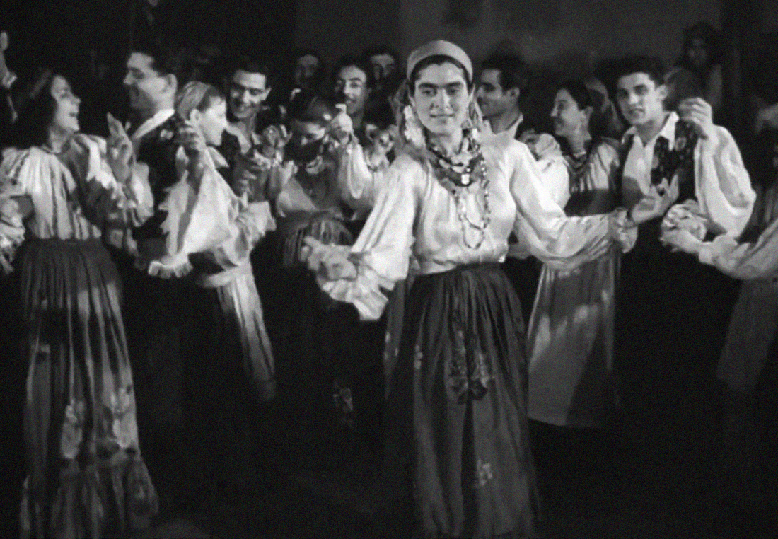 A “Gypsy folk song and dance ensemble” from Dudești, Bucharest, 1956. Source: ANF.